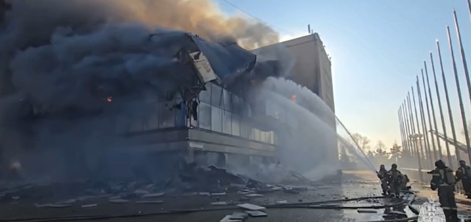 Пожар охватил здание Хабаровского краевого музыкального театра