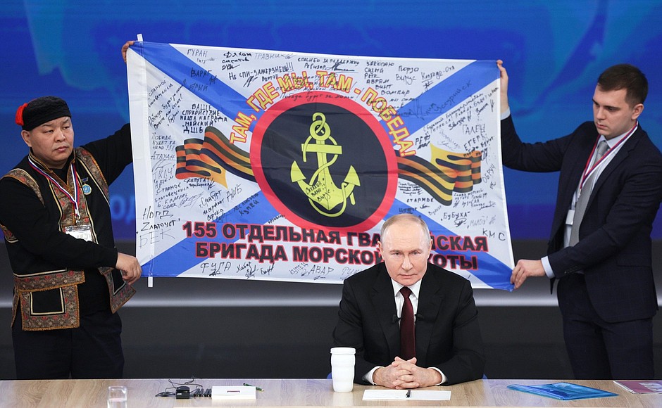 Знамя дальневосточной боевой бригады развернул президент РФ в прямом эфире