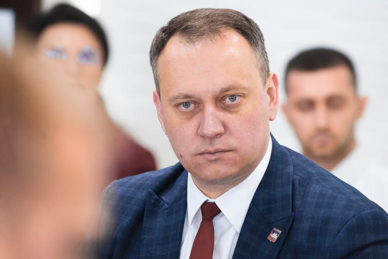 «Не прощаюсь»: глава Ванинского района сообщил об отставке в соцсетях
